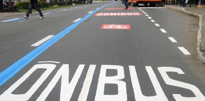 Transitar no corredor de ônibus vira infração gravíssima