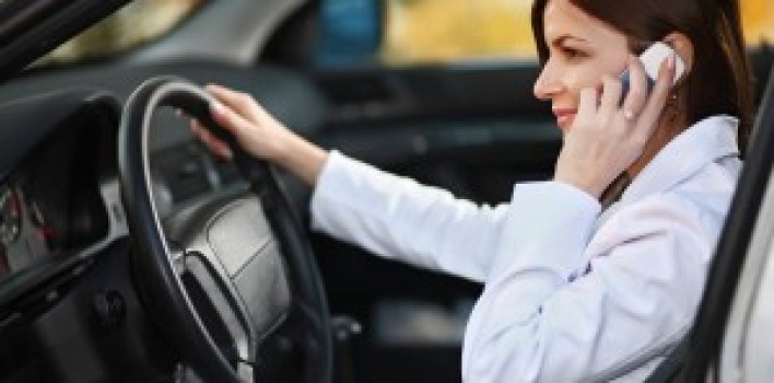 Pesquisa aponta que 80% dos motoristas usam celular ao volante