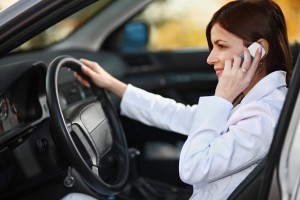 Desde 2012, 80 mil condutores foram flagrados ao celular em rodovias