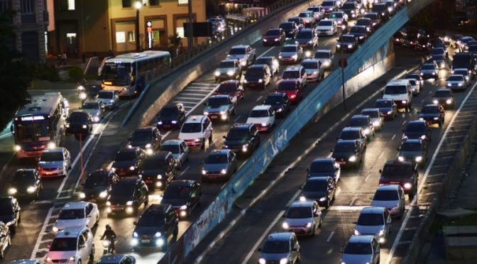 Brasileiro gasta cada vez mais tempo no trânsito, aponta pesquisa