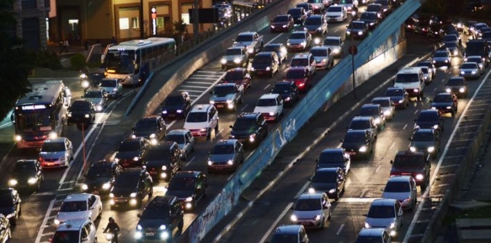 Brasileiro gasta cada vez mais tempo no trânsito, aponta pesquisa