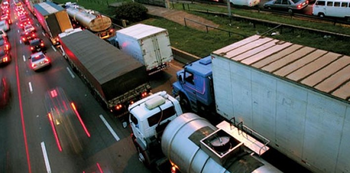 Governo aumenta punição e greve dos caminhoneiros perde força