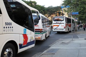 Comissão na Câmara aprova PL que afrouxa uso do fretado