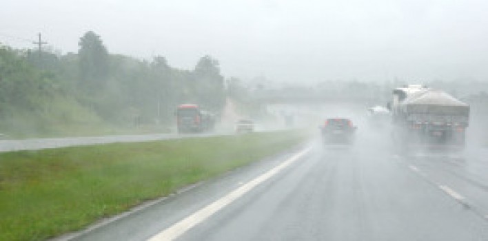 Direção sob chuva requer cuidados especiais dos motoristas