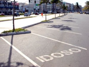 Projeto quer tornar crime estacionar em vagas prioritárias