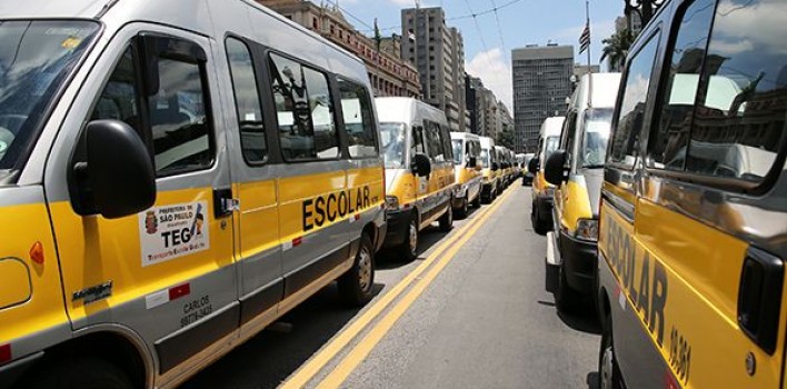 Protesto de motoristas de van escolar dura dez horas