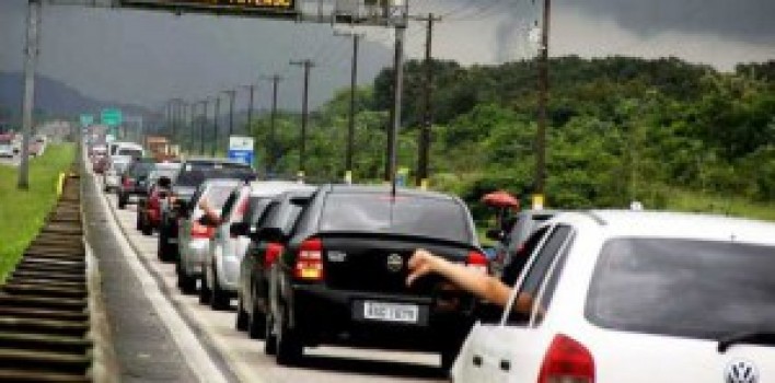 4,7 milhões de veículos viajam por estradas paulistas no Carnaval. Veja melhores horários para sair
