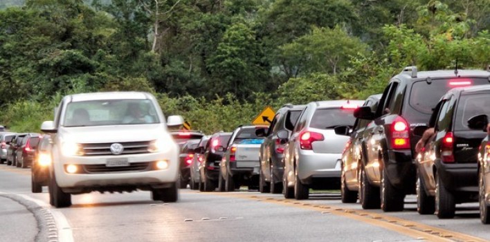 Uso de farol baixo durante o dia nas rodovias é votado no Senado