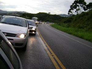 Uso de farol durante o dia em rodovias segue para sanção de Dilma