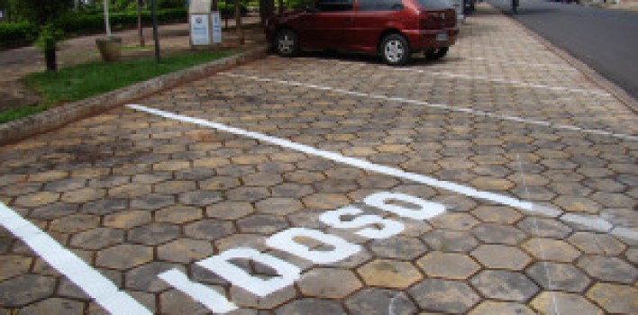 Em novembro, estacionar irregularmente nas vagas reservadas às pessoas com deficiência ou idosos será infração gravíssima