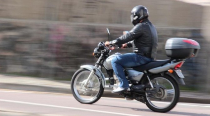 Excesso de carga em motocicleta aumenta riscos de acidentes