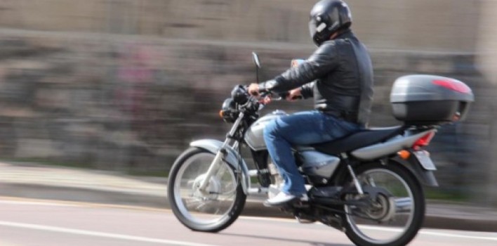 Excesso de carga em motocicleta aumenta riscos de acidentes