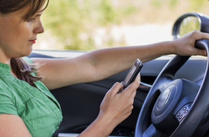 Falar ou mexer no celular ao volante vira infração gravíssima. Veja essa e outras mudanças no CTB
