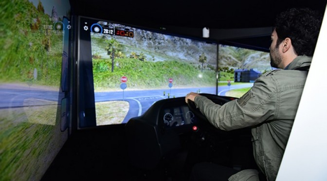 Caminhoneiros usam simuladores de direção em treinamento