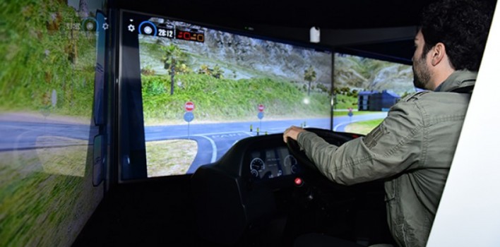 Caminhoneiros usam simuladores de direção em treinamento