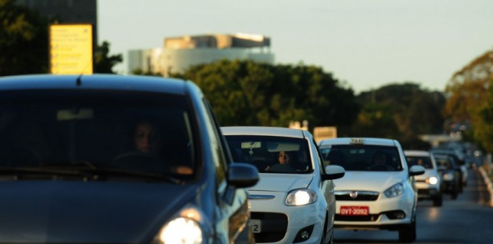 Deixar de ligar faróis de dia na pista vai dar multa a partir de sexta