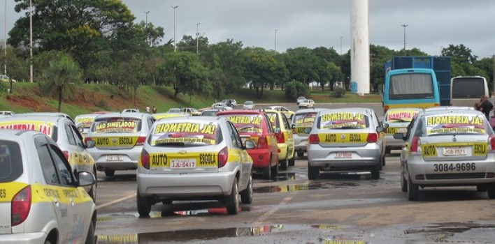 Lei obriga autoescolas do DF a terem intérprete de Libras em aulas teóricas