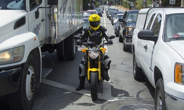 Circulação de motos no corredor é legalizada na Califórnia