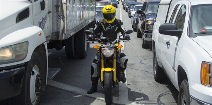 Circulação de motos no corredor é legalizada na Califórnia