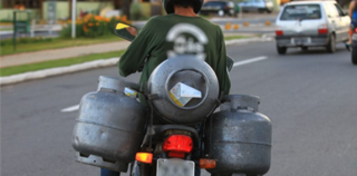 Transporte de carga em motos: respeito às regras deve ser prioridade