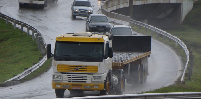 Exame toxicológico em caminhoneiros reduz acidentes em 38% nas estradas federais