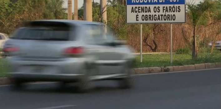 Justiça libera aplicação de multas por farol desligado em rodovia sinalizada