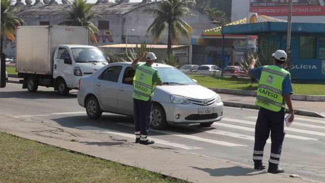 Som que possa ser ouvido do lado de fora do carro vai render cinco pontos na carteira e multa