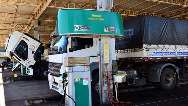 Preço do diesel cai 10,4% nas refinarias e o da gasolina, 3,1%