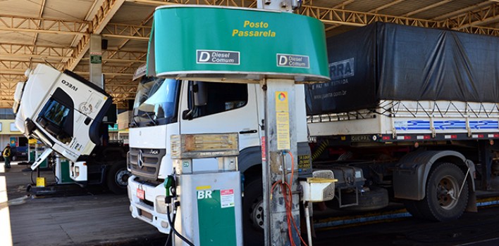 Preço do diesel cai 10,4% nas refinarias e o da gasolina, 3,1%