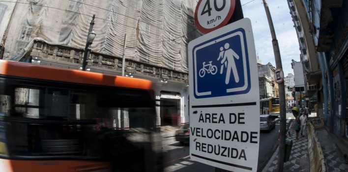 Redução de velocidade em vias urbanas é uma das saídas para poupar vidas no trânsito