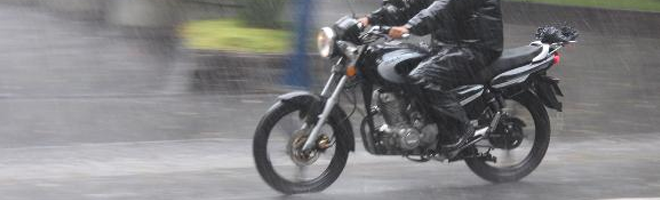 Riscos para motociclistas são maiores sob chuva