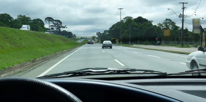 Ultrapassar o limite de velocidade é a infração mais cometida nas rodovias brasileiras