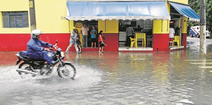 Confira dicas para andar de moto na chuva