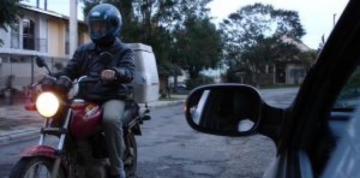 As motos são obrigadas a circularem com os faróis acesos o dia inteiro. Você sabe o motivo?