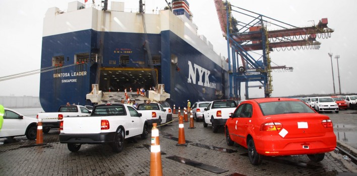 Apesar de recorde, falta de acordos ainda trava exportação de veículos