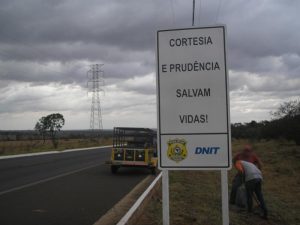 Comissão aprova exigência de placas educativas sobre trânsito em estradas