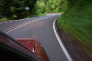 Cinco motivos para respeitar os limites de velocidade das vias
