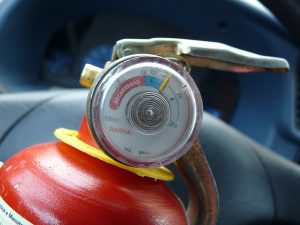 Extintor de incêndio pode voltar a ser item obrigatório em veículos