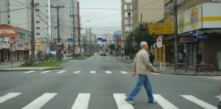 Gesto com braço feito por pedestre para atravessar a rua pode virar lei