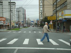 Gesto com braço feito por pedestre para atravessar a rua pode virar lei