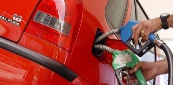 Preço da gasolina cai 11% no Brasil em um ano