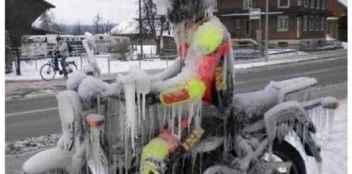 Vai andar de moto no inverno? Esses itens não podem faltar