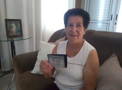 Aos 68 anos, idosa comemora primeira habilitação após reprovar 21 vezes em prova: 'Nunca é tarde'