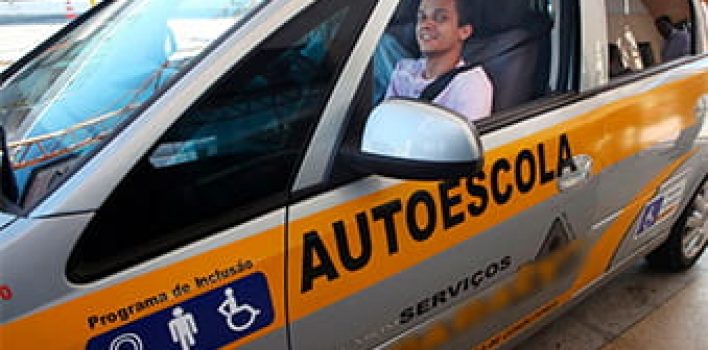 Autoescolas deverão ter veículo adaptado para formar condutores com deficiência