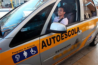 Autoescolas deverão ter veículo adaptado para formar condutores com deficiência