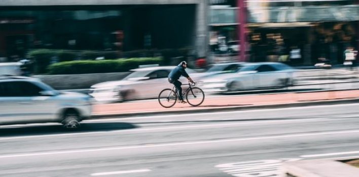 Número de internações hospitalares por acidentes entre ciclistas e outros veículos aumentou em 57% no Brasil