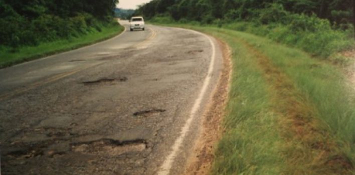 Buracos na pista podem provocar desgaste prematuro dos amortecedores