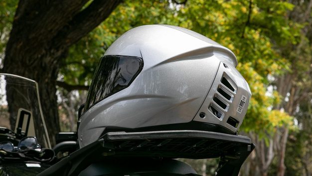 Capacete com ar-condicionado promete resfriar, mas não 'congelar'