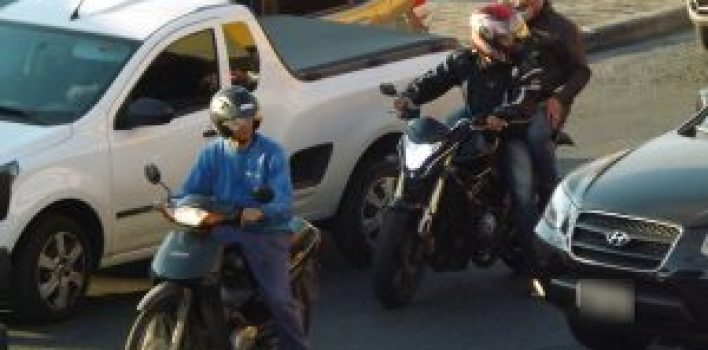 Carona na moto sem capacete: é permitido ou não?