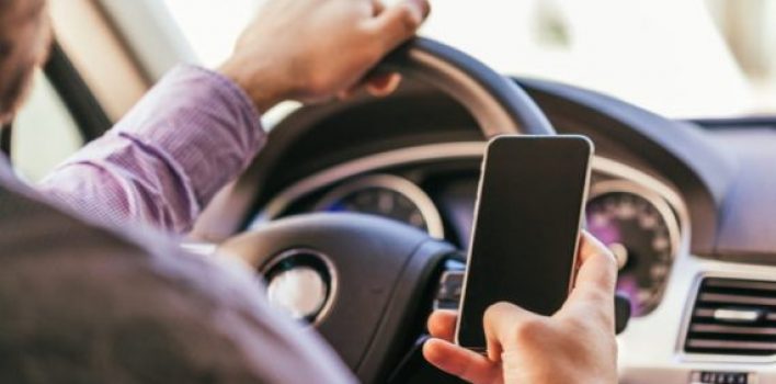 Condutor que estiver usando celular e matar no trânsito poderá ter pena aumentada